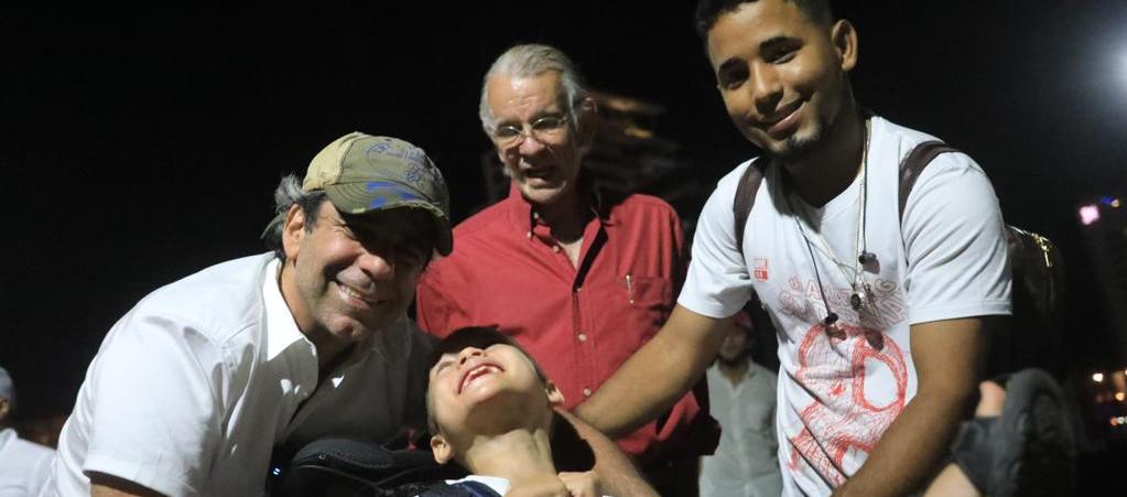 Alex Char, candidato a la Alcaldía de Barranquilla, saluda a un niño discapacitado y a su familiar