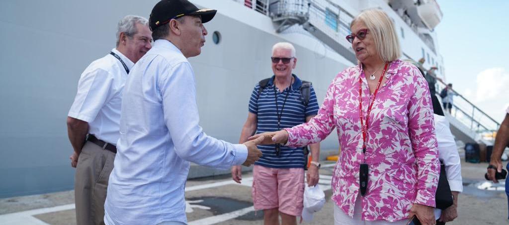 El ministro de Transporte, William Camargo, saluda a una turista que arribó a Cartagena en el crucero 'Silver Cloud' con 450 pasajeros.