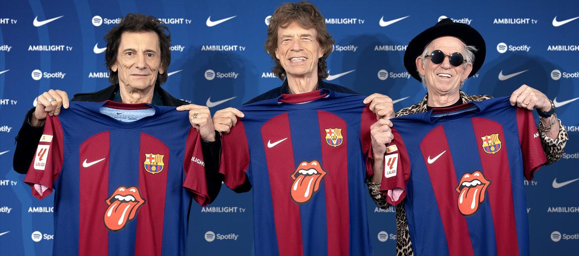 Ronnie Wood, Mick Jagger y Keith Richards exhiben la camiseta especial del Barcelona para el clásico contra Real Madrid.