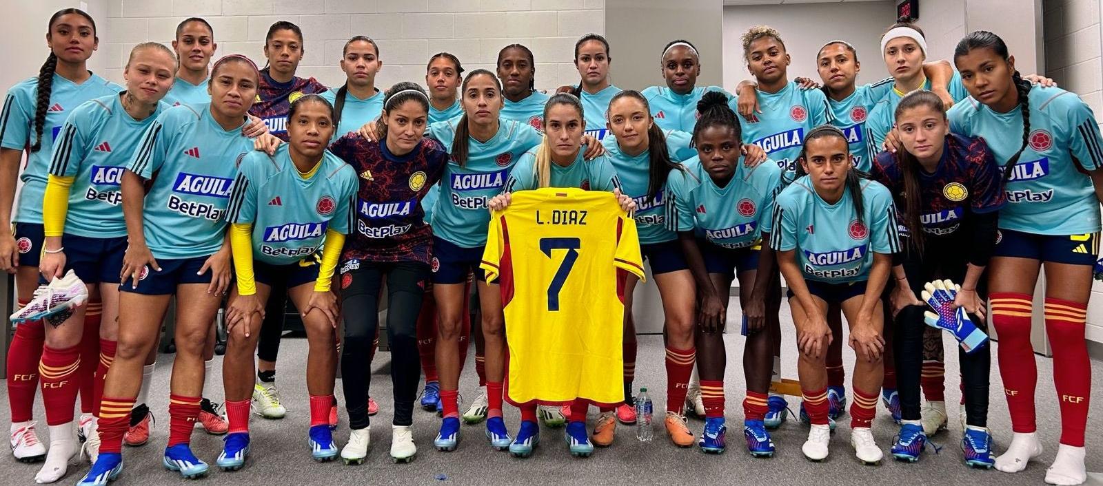 La Selección Colombia femenina con la camiseta de Luis Díaz. 