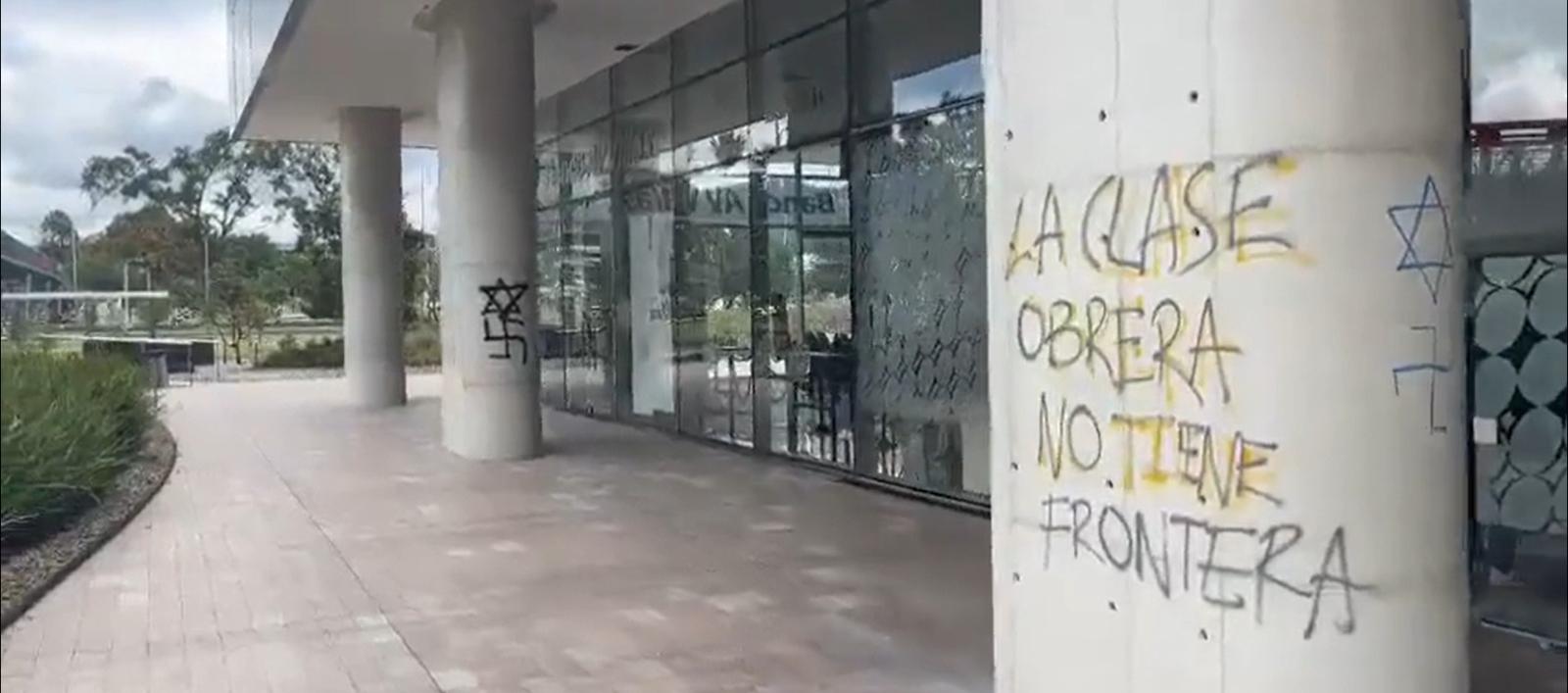 Parte de los actos de vandalismo contra la Embajada de Israel en Bogotá.