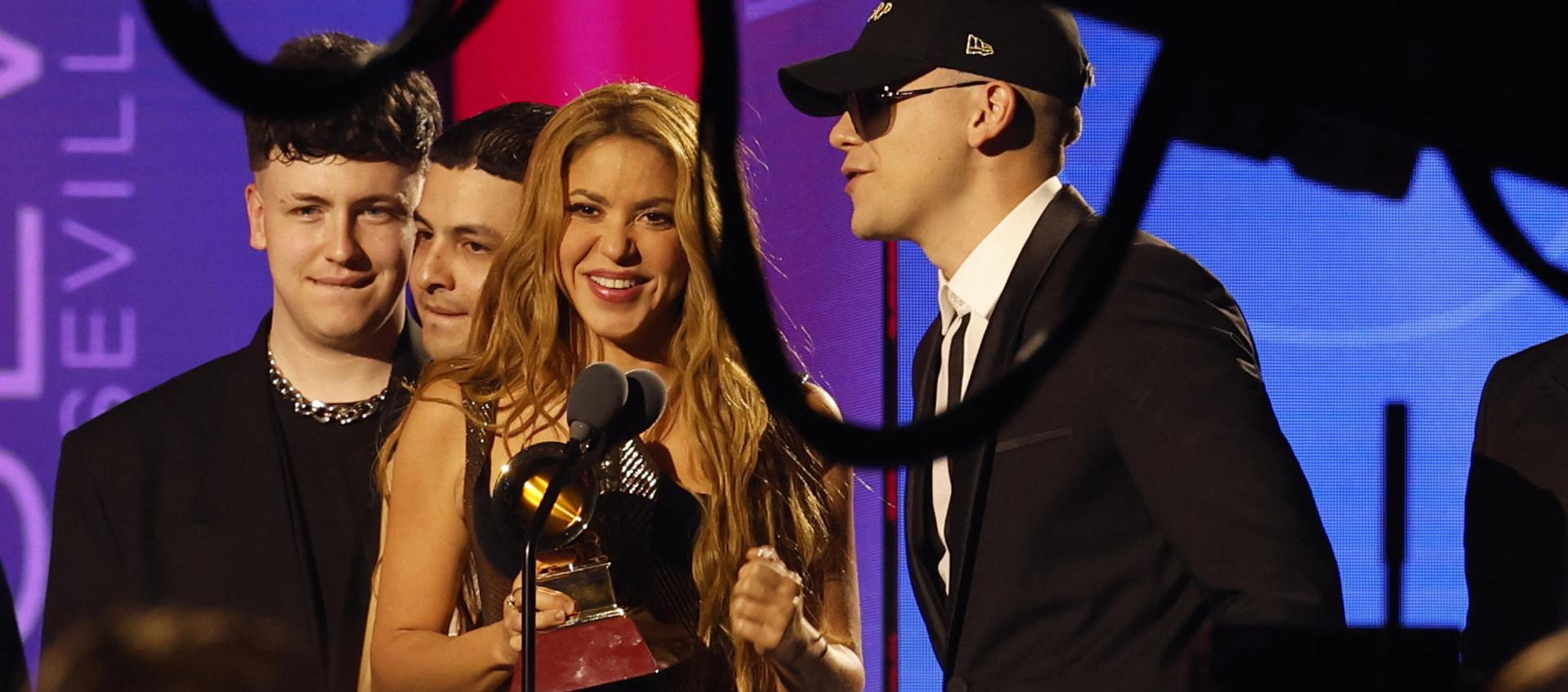 La cantante colombiana Shakira y el compositor y DJ argentino Bizarrap durante la gala. 