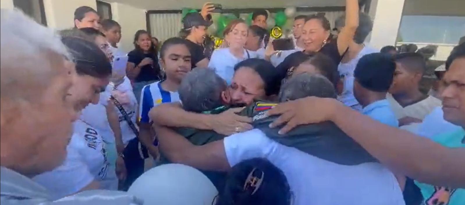 Luis Manuel Díaz se abraza con su padre Jacob Díaz y su hermana Aracelys Díaz