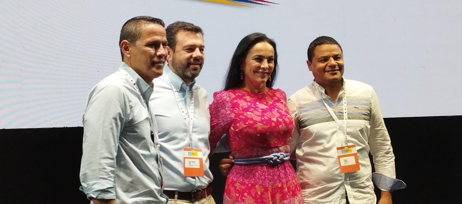 Alcaldes electos de Cúcuta, Bogotá y Riohacha, con la presidenta de Asocapitales.