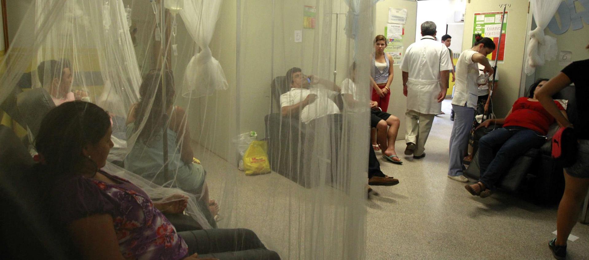 Área de pacientes con dengue en un hospital de Paraguay