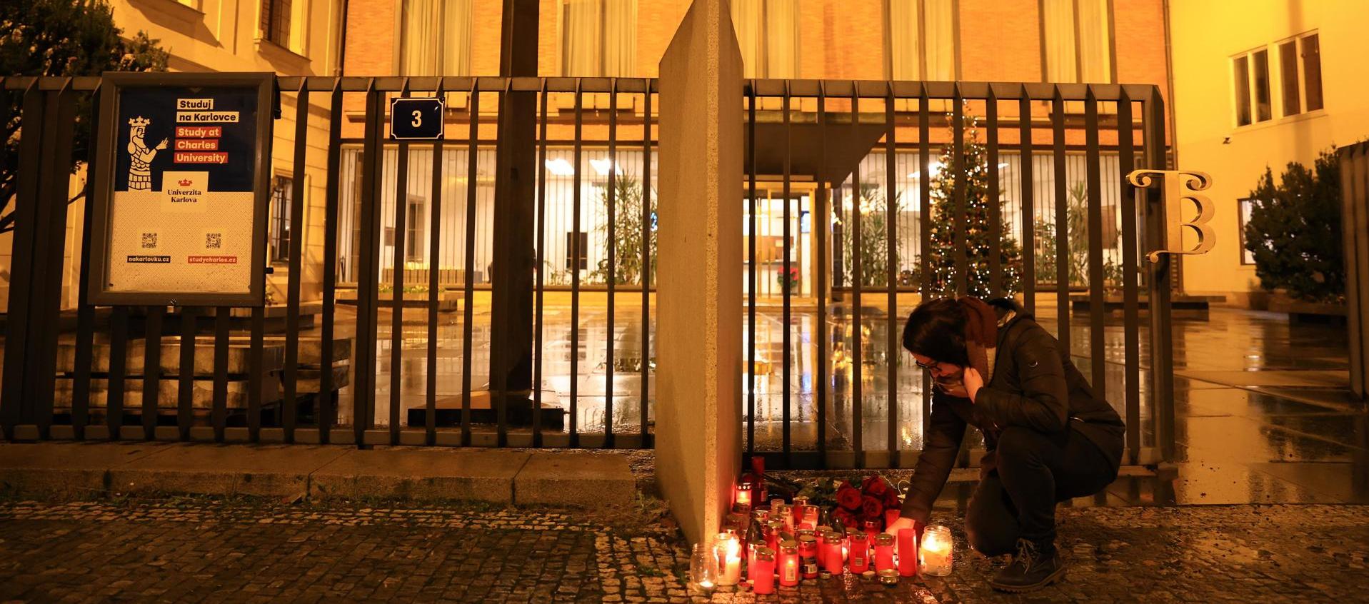 Ciudadanos pusieron velas cerca del lugar del tiroteo en la Universidad Carolina en el centro de Praga