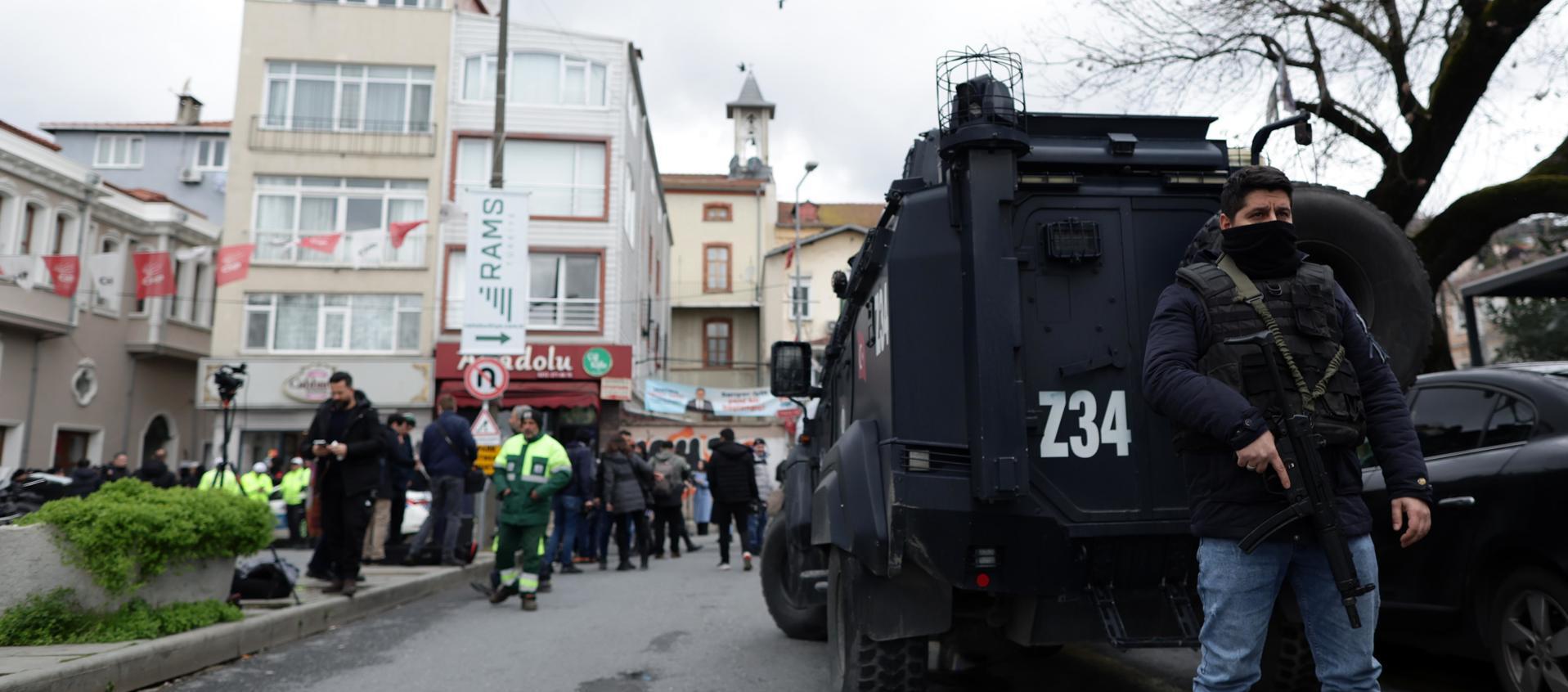 Soldados turcos vigilan el lugar de un ataque a la iglesia italiana de Santa María, en Estambul.