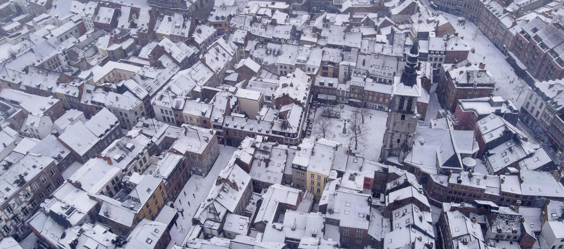 Ciudadela de Namur en Bélgica, cubierta de nieve.