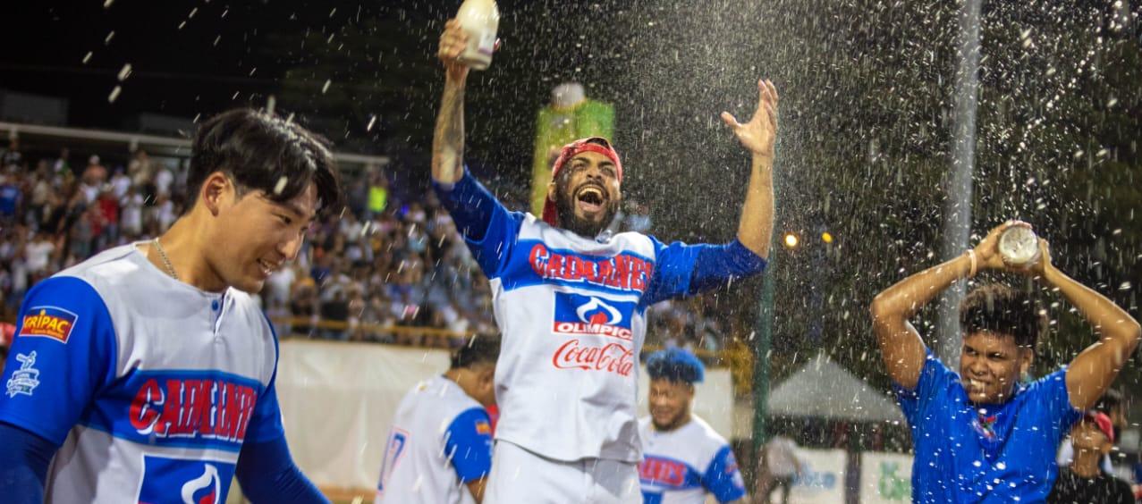 Celebración de Caimanes tras coronarse campeón del béisbol profesional ante Vaqueros.