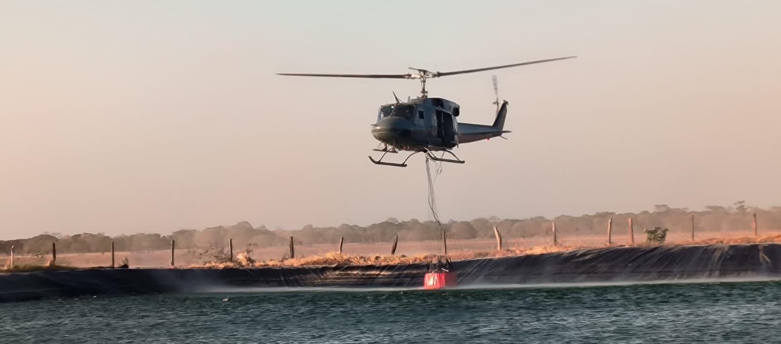 Helicóptero de la Fuerza Aérea combatiendo los incendios en la Sierra Nevada. 