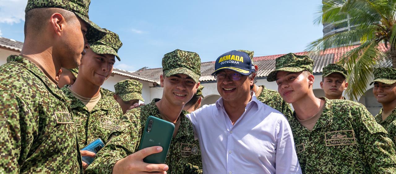 El Presidente Petro y miembros del Ejército.
