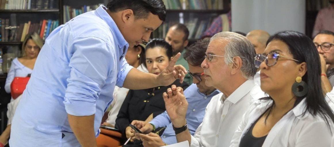 El gobernador Verano y Nelson Oquendo, jefe de Prevención de Desastres de la Gobernación, en la reunión con alcaldes