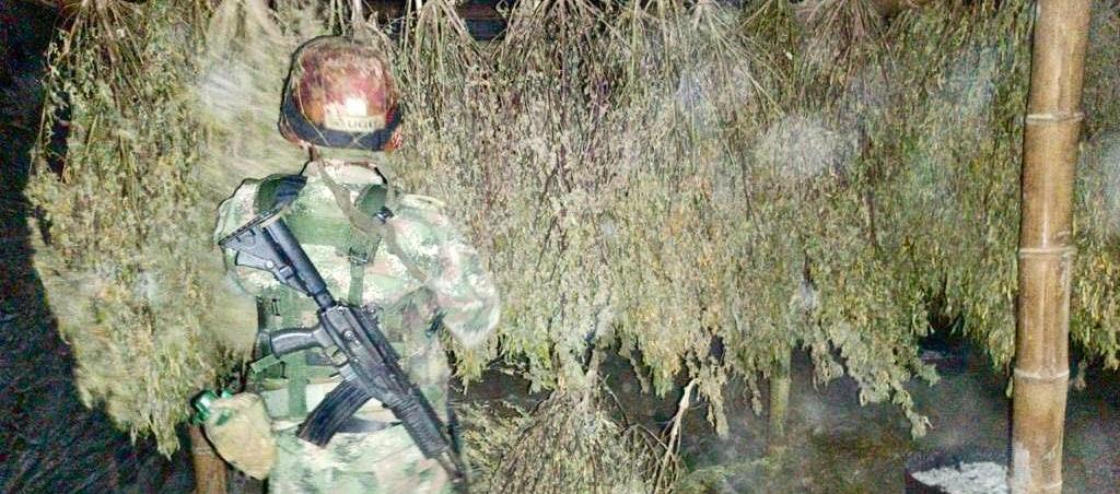 Un soldado vigila la zona del Cauca en donde fueron incautadas 6 toneladas de marihuana