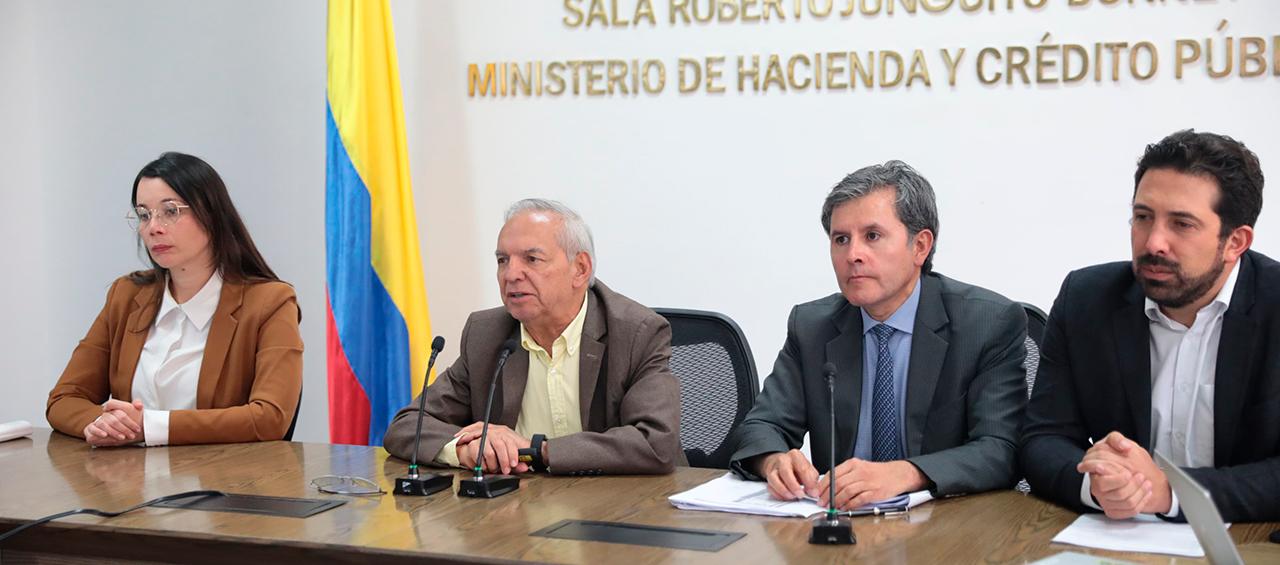 ​En rueda de prensa, el ministro de Hacienda, Ricardo Bonilla,