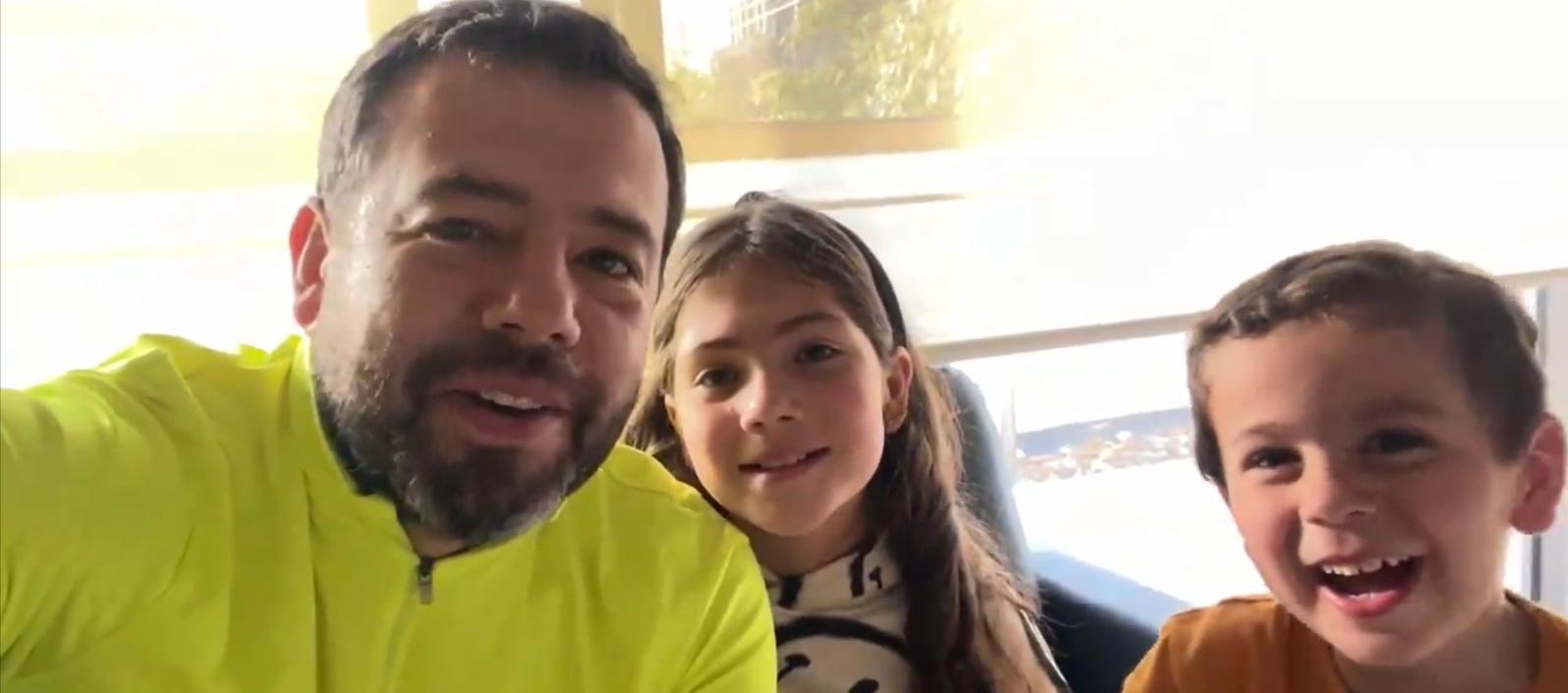 Carlos Fernando Galán y sus dos hijos en el video que compartio en redes sociales