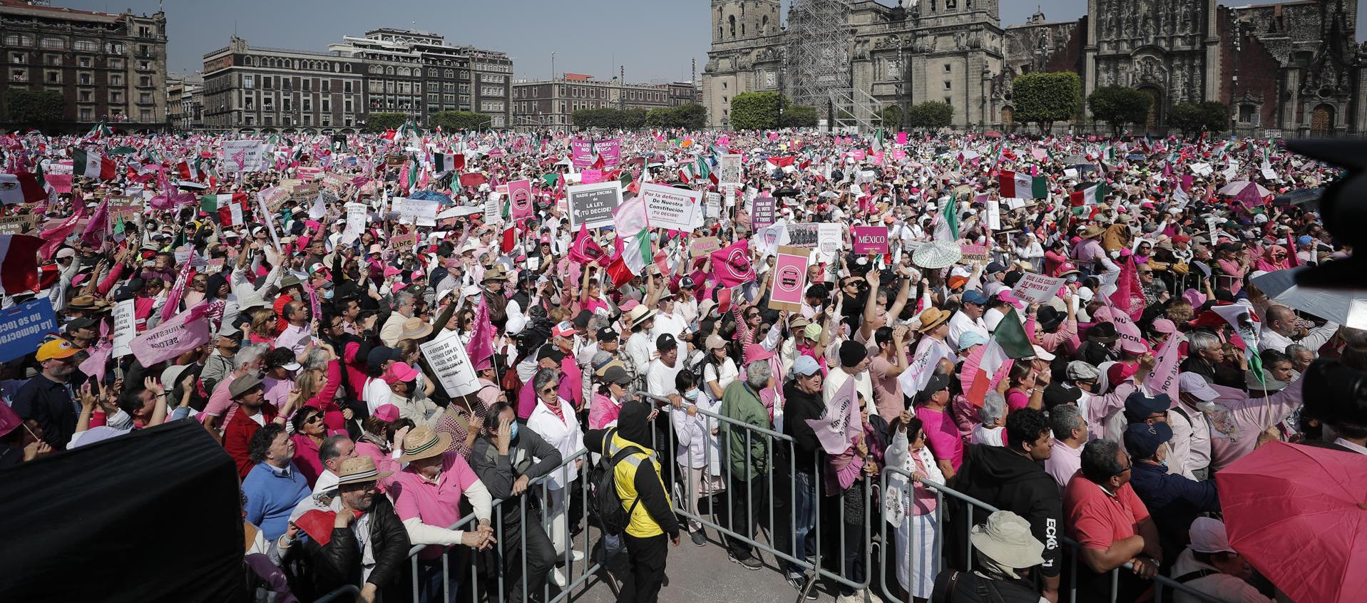   Miles de personas en la 'Marcha por nuestra Democracia' este domingo en la Ciudad de México