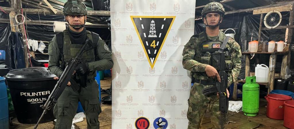 Soldados custodian el laboratorio de cocaína del 'Clan del Golfo' en Antioquia