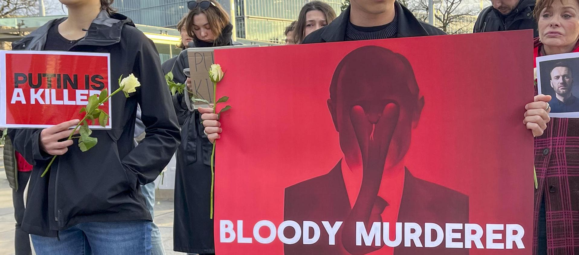 Protesta frente a la sede europea de las Naciones Unidas en Ginebra para homenajear al líder opositor ruso Alexei Navalni
