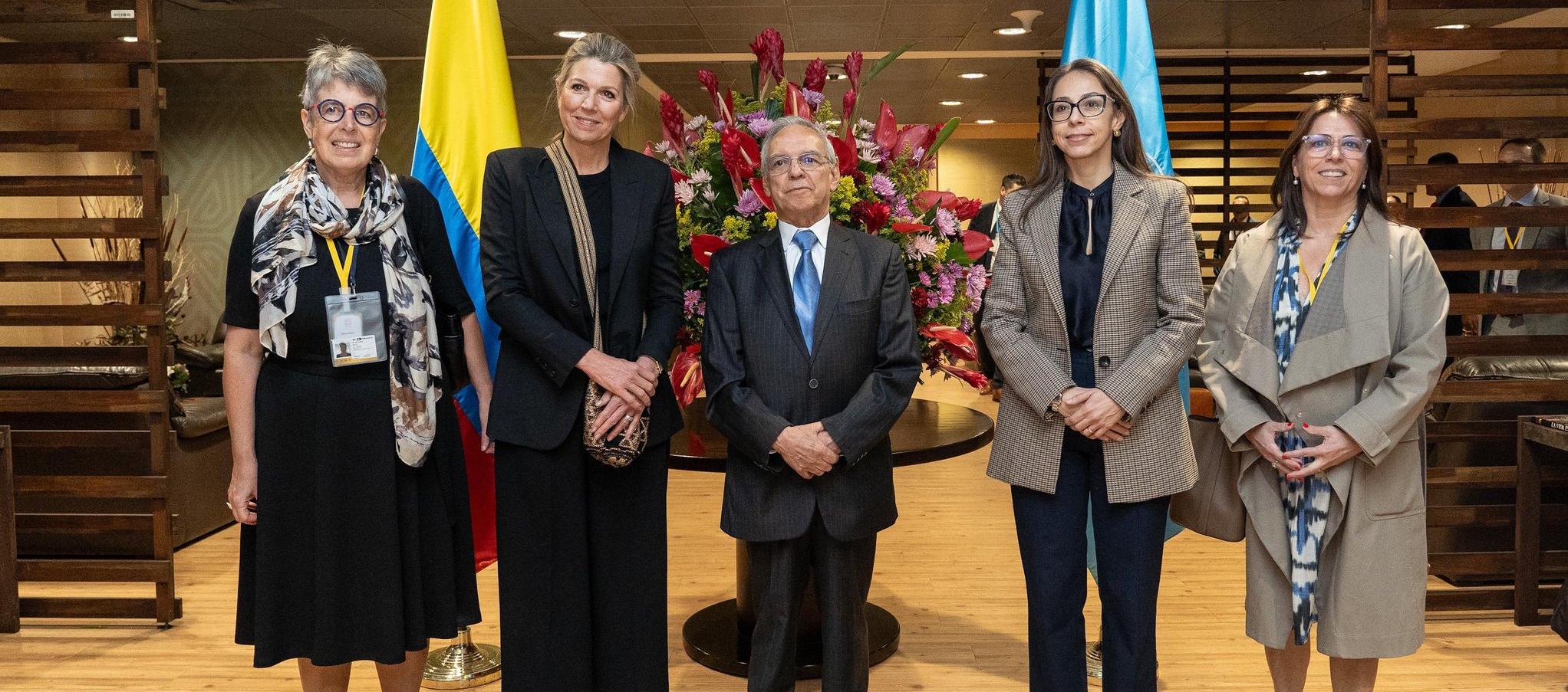 La reina Máxima de los Países Bajos y el ministro de Hacienda, Ricardo Bonilla, entre otros, a su arribo a Colombia