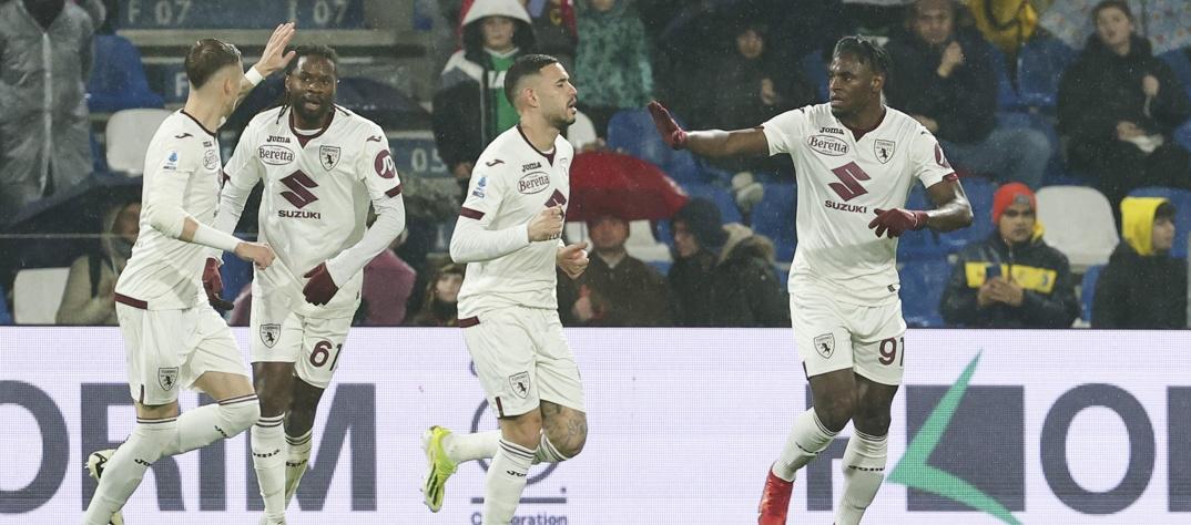 Duván Zapata celebra con sus compañeros el gol del empate ante Sassuolo.
