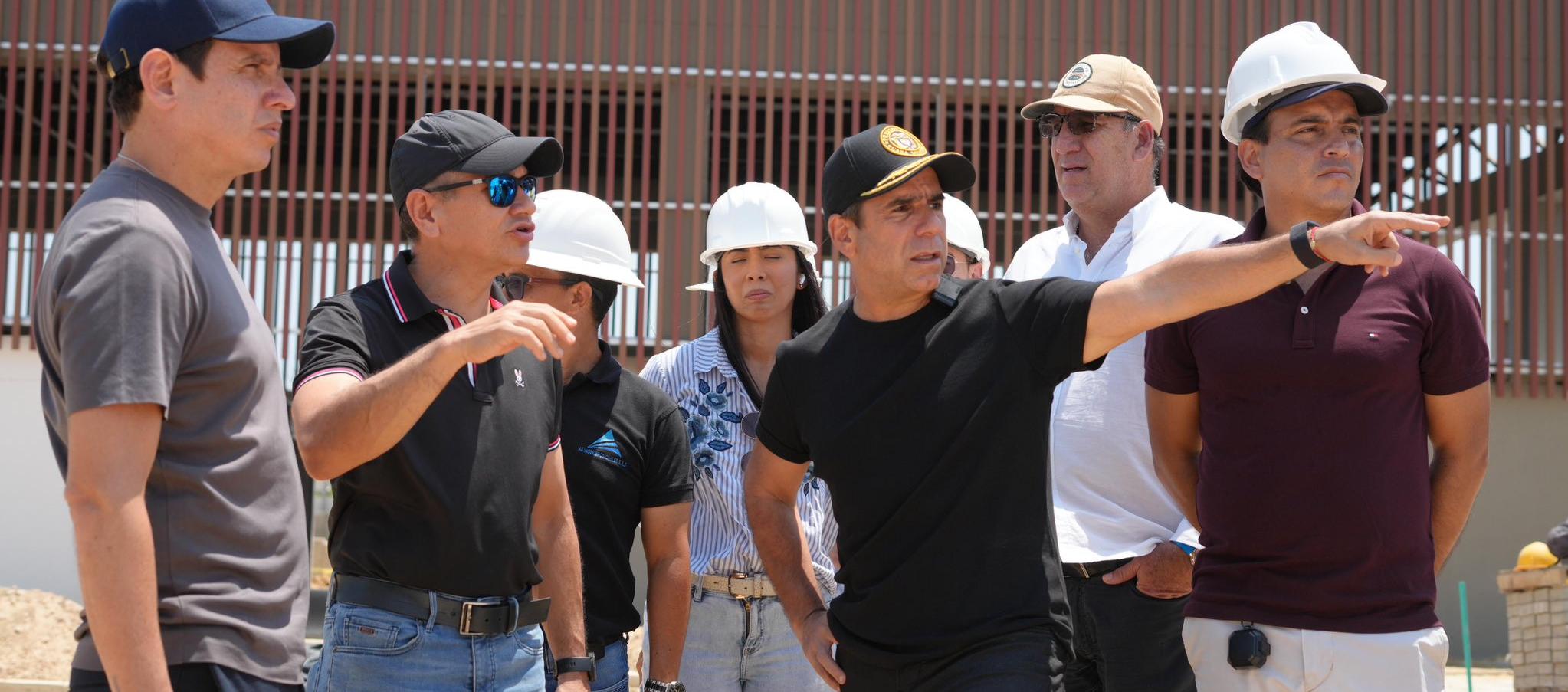 El alcalde Alejandro Char inspeccionando las obras del Mercado del Río. 