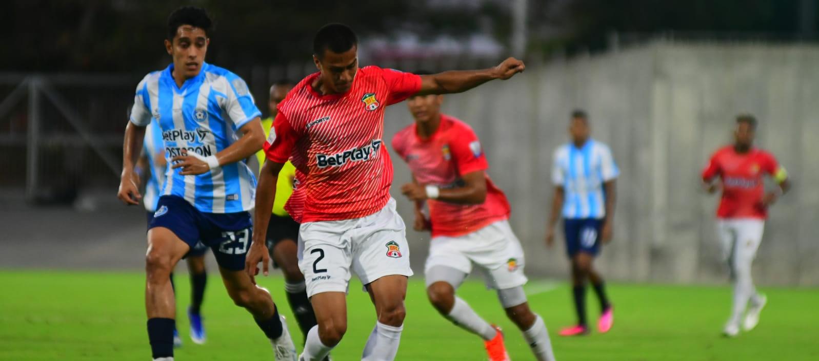 Nicolás Villa, del Barranquilla FC, inicia un avance hacia el pórtico del Real Santander. 