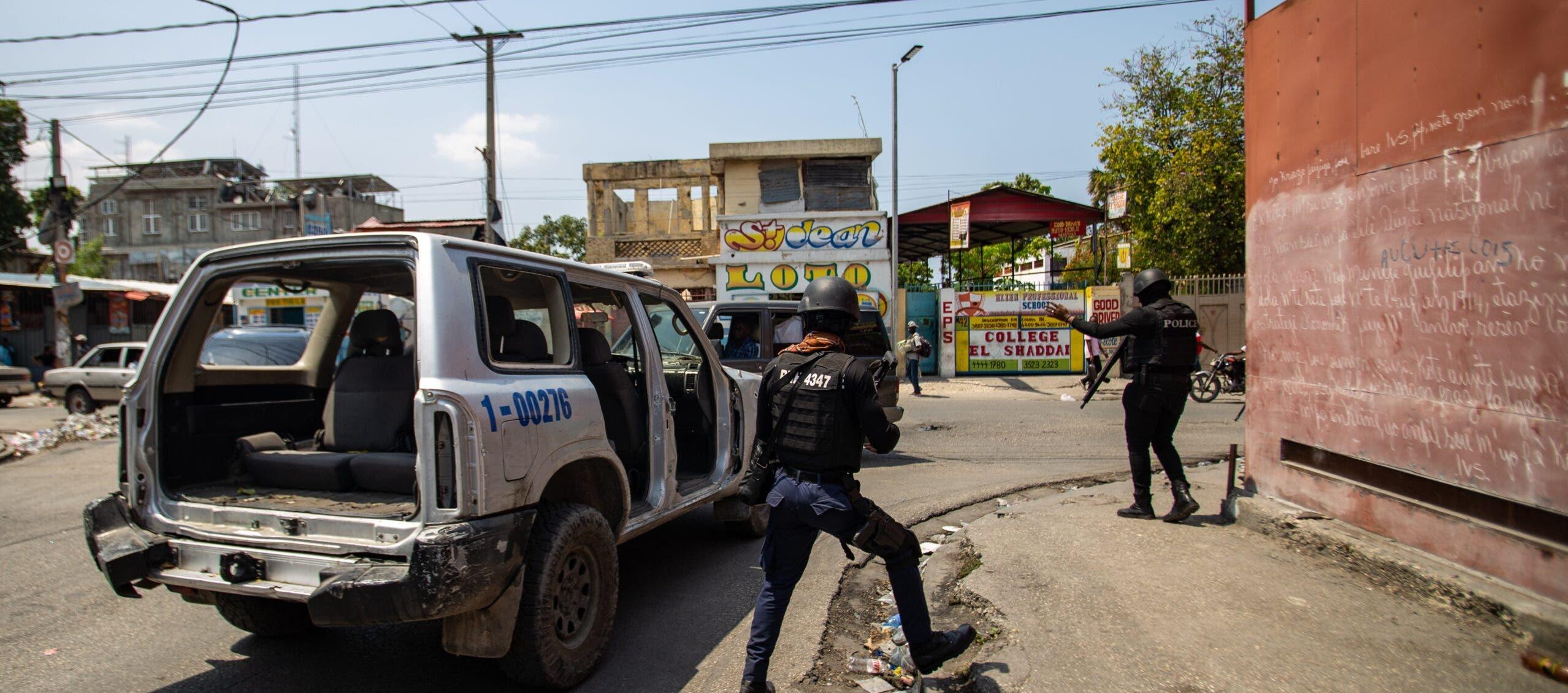Policías en las calles de Puerto Príncipe. 
