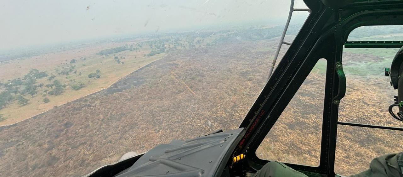 El helicóptero Bell-212 de la FAC en sobrevuelo en el epicentro del incendio que completa tres días en Sucre y Bolívar