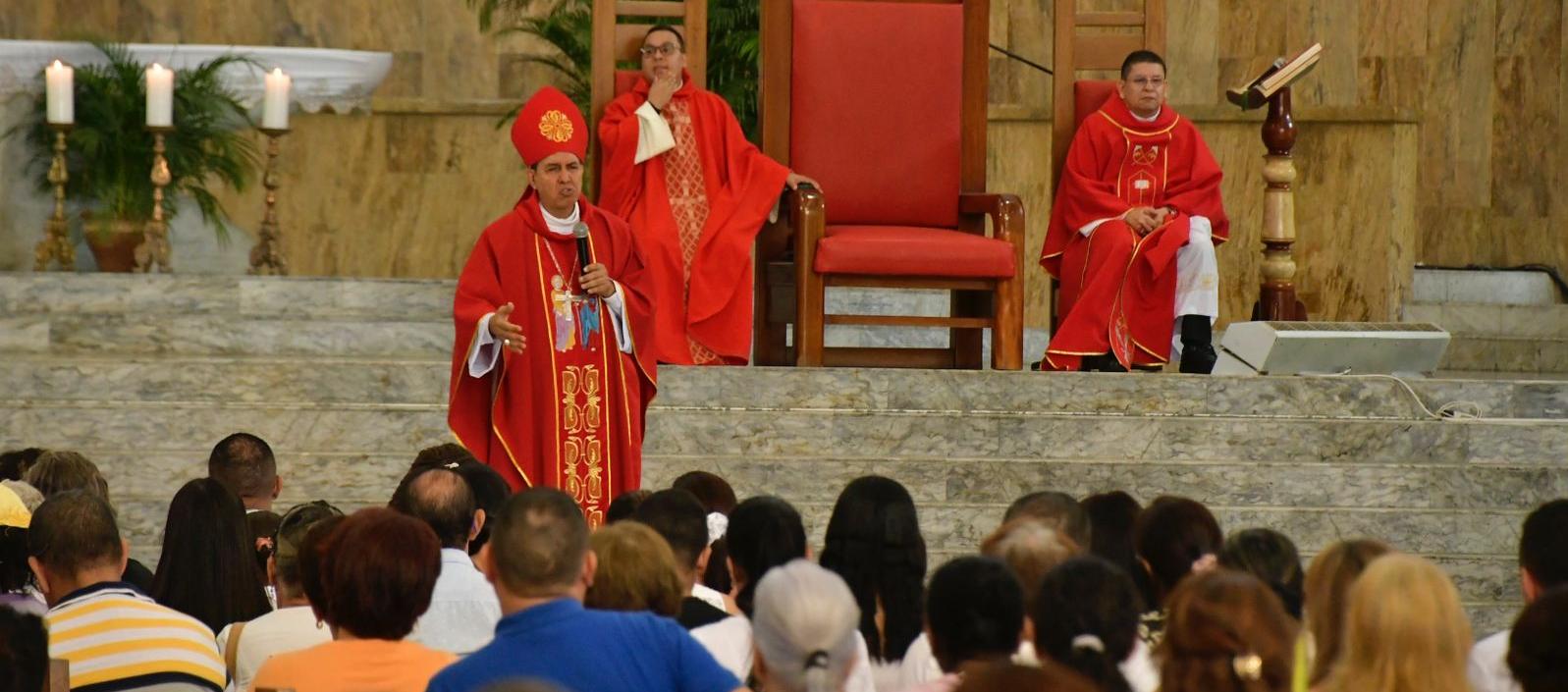 Monseñor Pablo Emiro Salas en la celebración del Domingo de Ramos en la Catedral de Barranquilla