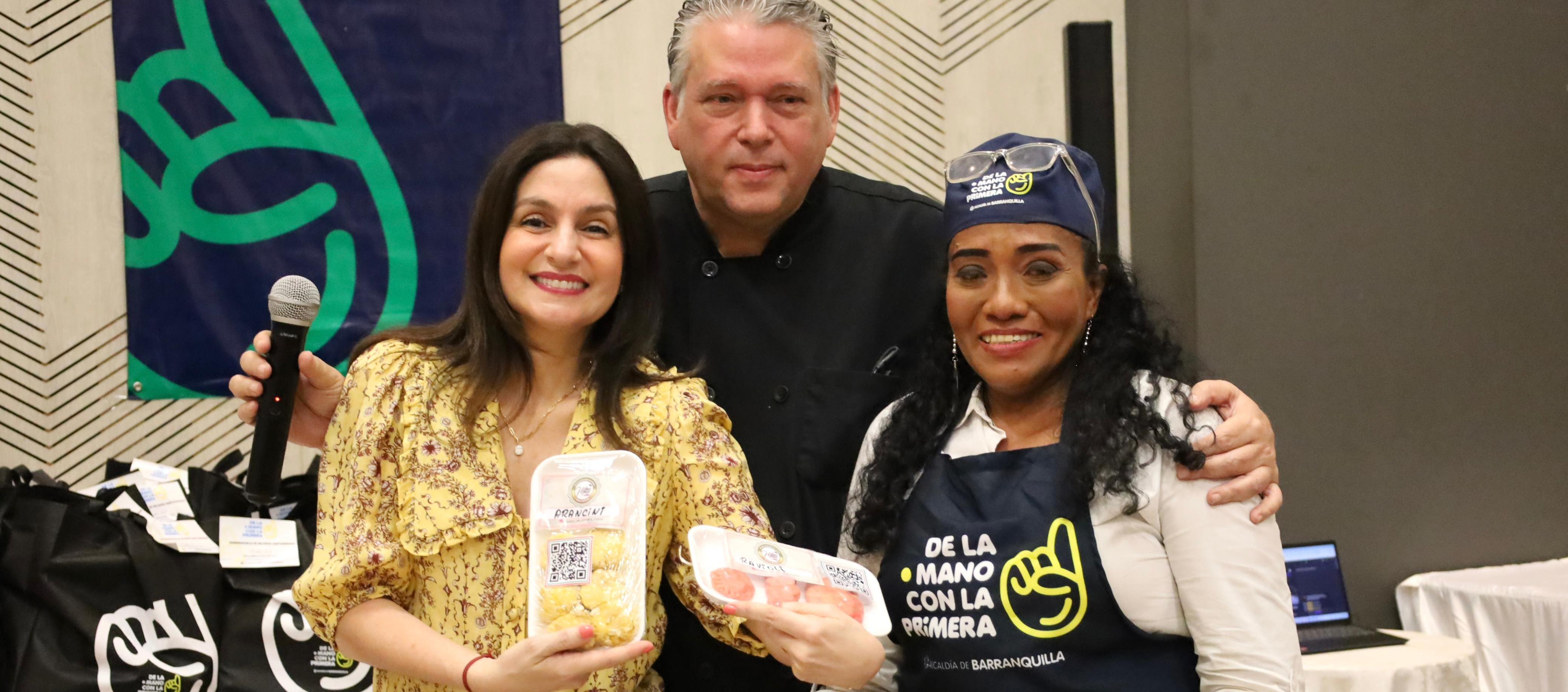 La Primera Dama, Katia Nule de Char, junto al reconocido chef Guillo Mendoza y una de las beneficiarias del programa