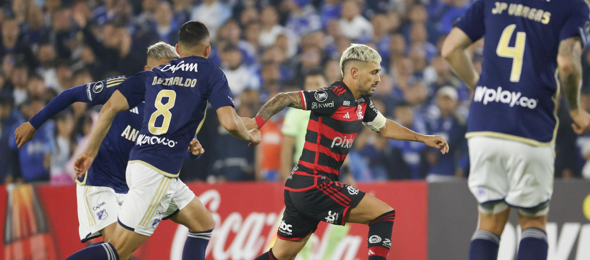 Giorgian de Arrascaeta (c) de Flamengo avanza con el balón.