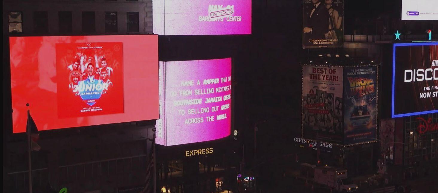 La portada de 'Junior de Barranquilla Inédito', proyectada en una de las pantallas de Times Square. 
