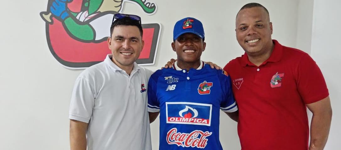 Tiago Racero en compañía de Juan José Rojas y Hamilton Sarabia, coordinador de operaciones y gerente deportivo de los Caimanes, respectivamente.