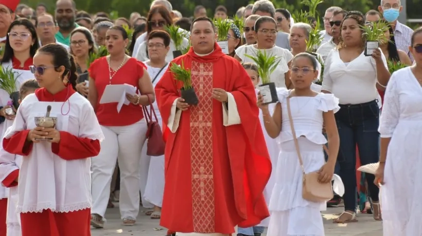Los fieles en el Domingo de Ramos en los alrededores de la Catedral Metropolitana
