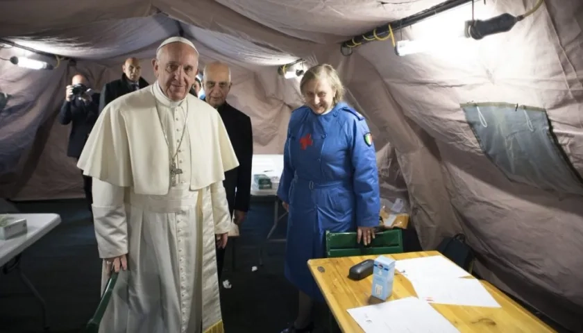  El Pontífice saludó a los médicos y a las personas necesitadas que se encontraban en ese momento en el centro.