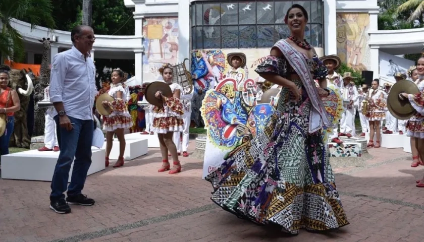 El gobernador Eduardo Verano y la Reina del Carnaval del Atlántico, María Alejandra Borrás.
