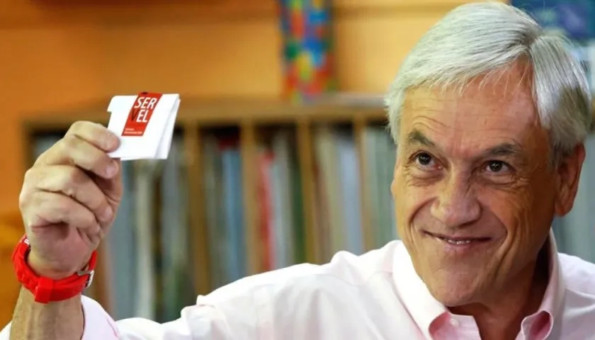 Sebastián Piñera, tras depositar su voto.