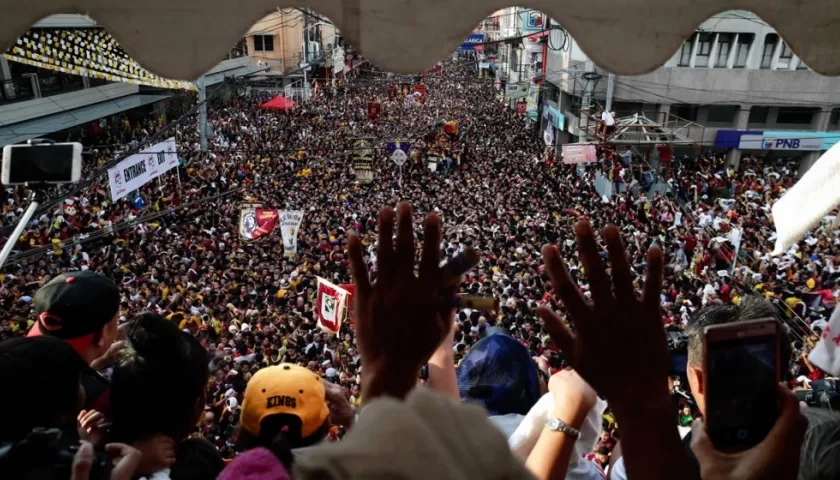 Devotos filipinos intentan alcanzar la imagen del Nazareno Negro durante la multitudinaria procesión que se celebra en Manila (Filipinas)