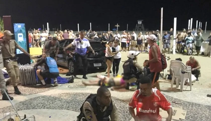 Conductor invadió el paseo de la playa de Copacabana