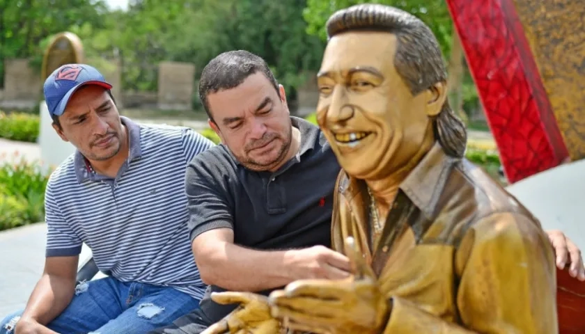 Jhon Jaider Peñaloza Almanza y Carlos Misael Martínez Bello escultores de la obra.