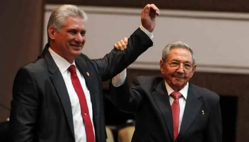 Raul Castro y Miguel Díaz-Canel en la Asamblea Nacional cubana.
