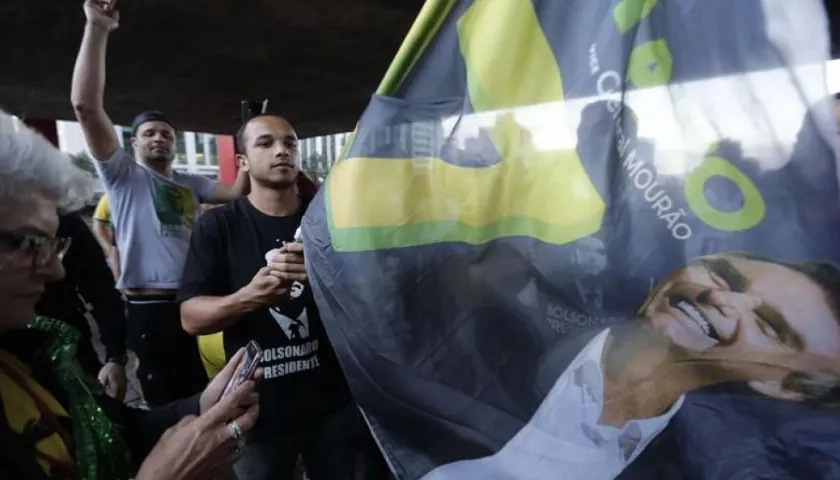 Simpatizantes del candidato a la presidencia de Brasil Jair Bolsonaro manifiestan su apoyo.