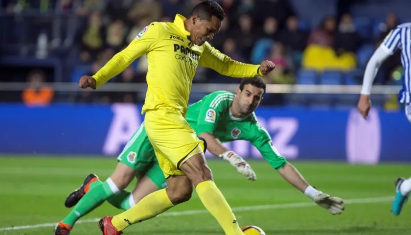 El delantero colombiano del Villarreal Carlos Bacca (i) supera al portero de la Real Sociedad Toño Ramírez