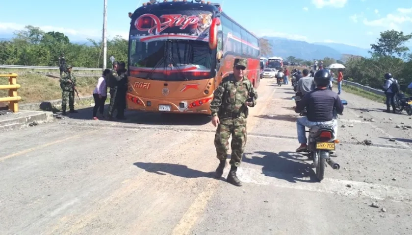 El Ministerio de Transporte dispuso un plan de choque para mitigar los efectos del atentado en el puente Simaña, en la vía La Mata - San Roque (Cesar).