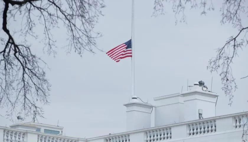 La Casa Blanca iza la bandera a media asta por la tragedia en la secundaria de Parkland.