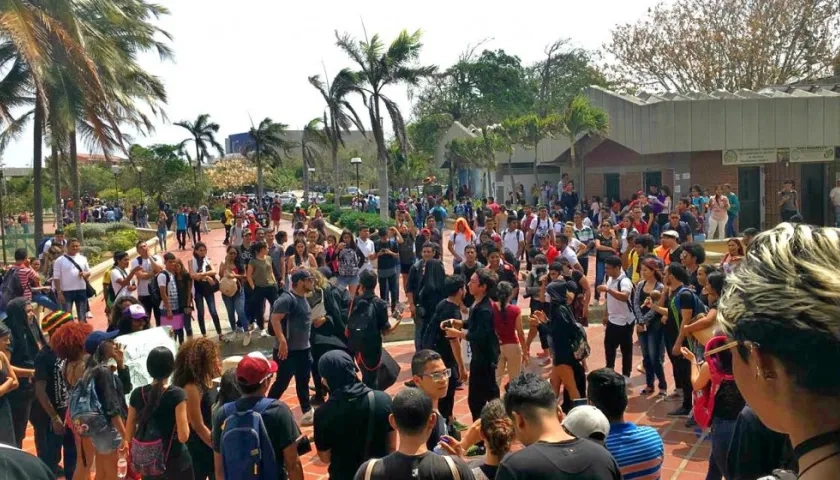 Estudiantes de Bellas Artes protestan en la plazoleta de la Universidad del Atlántico.