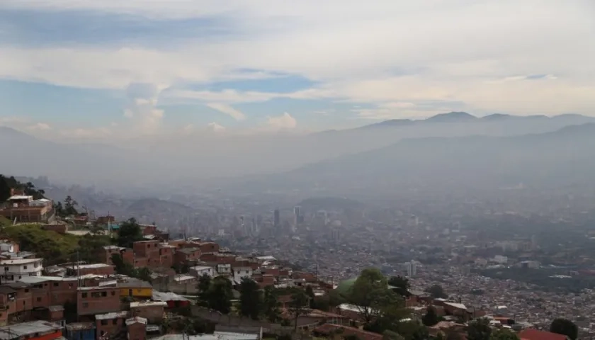 El aire de Medellín es medido por las autoridades.