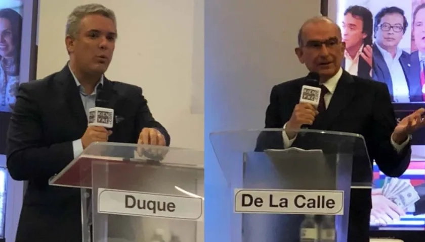 Iván Duque y Humberto De la Calle, interviniendo en el evento.