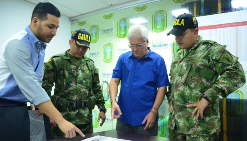 El alcalde de Soledad, Joao Herrera, y el comandante del Gaula Militar Caribe, mayor Daniel Barrera.