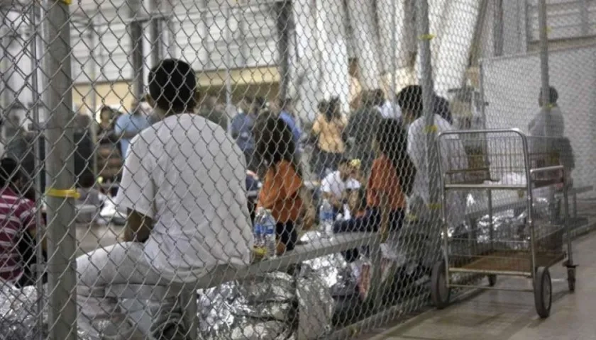 Niños inmigrantes en centro de detención. 